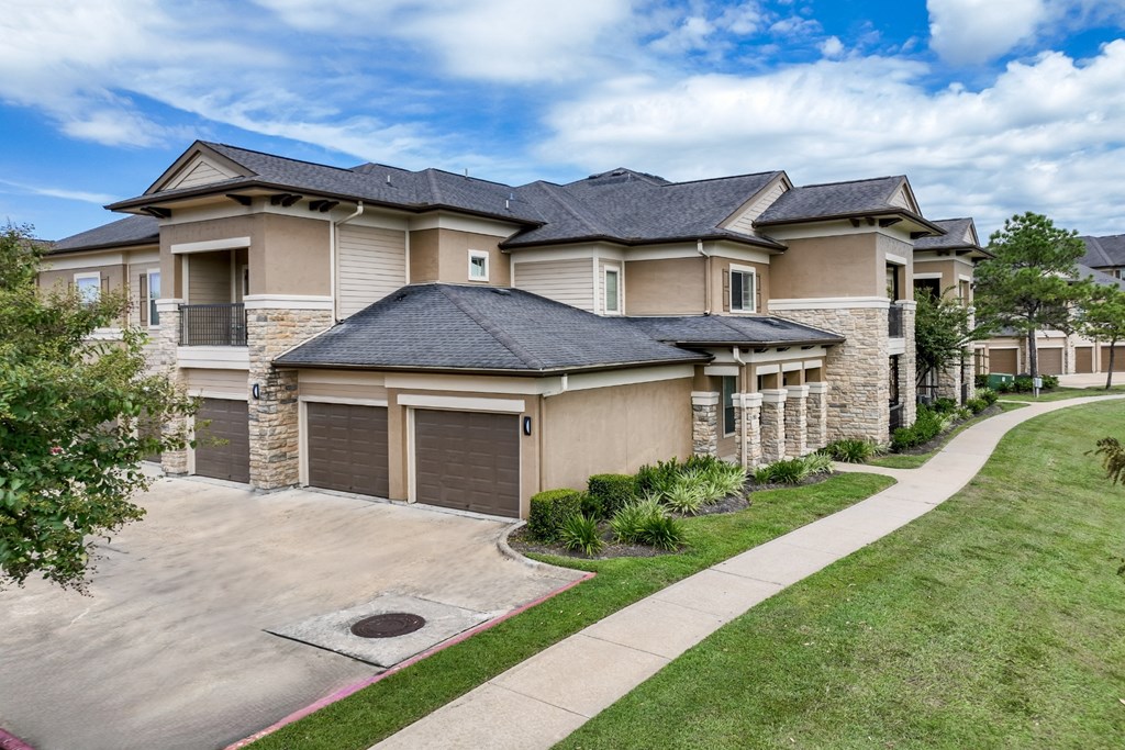 The Falls at Copper Lake apartments with garages in Houston