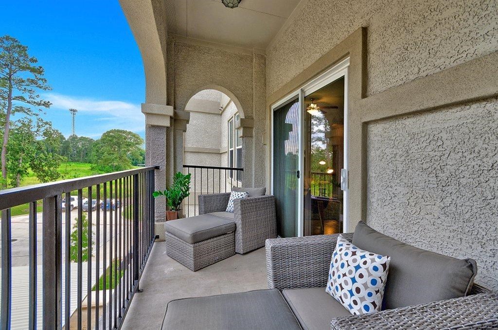 Courtyard Patio With Ample Sitting at Berkshire Jones Forest, Conroe, Texas