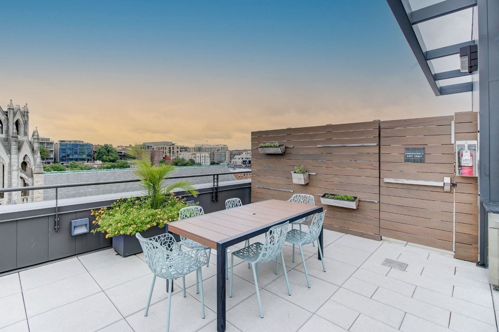 Boutique Apartments DC with Rooftop Alfresco Dining and Outdoor Kitchen Bar and Grill-2011 15th Street, Washington DC