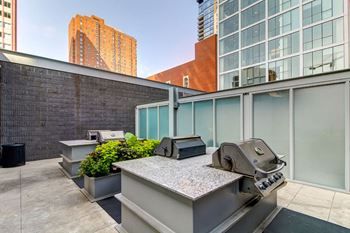 Outdoor Kitchen and BBQ at 805 N. Lasalle Apartments, Chicago River North