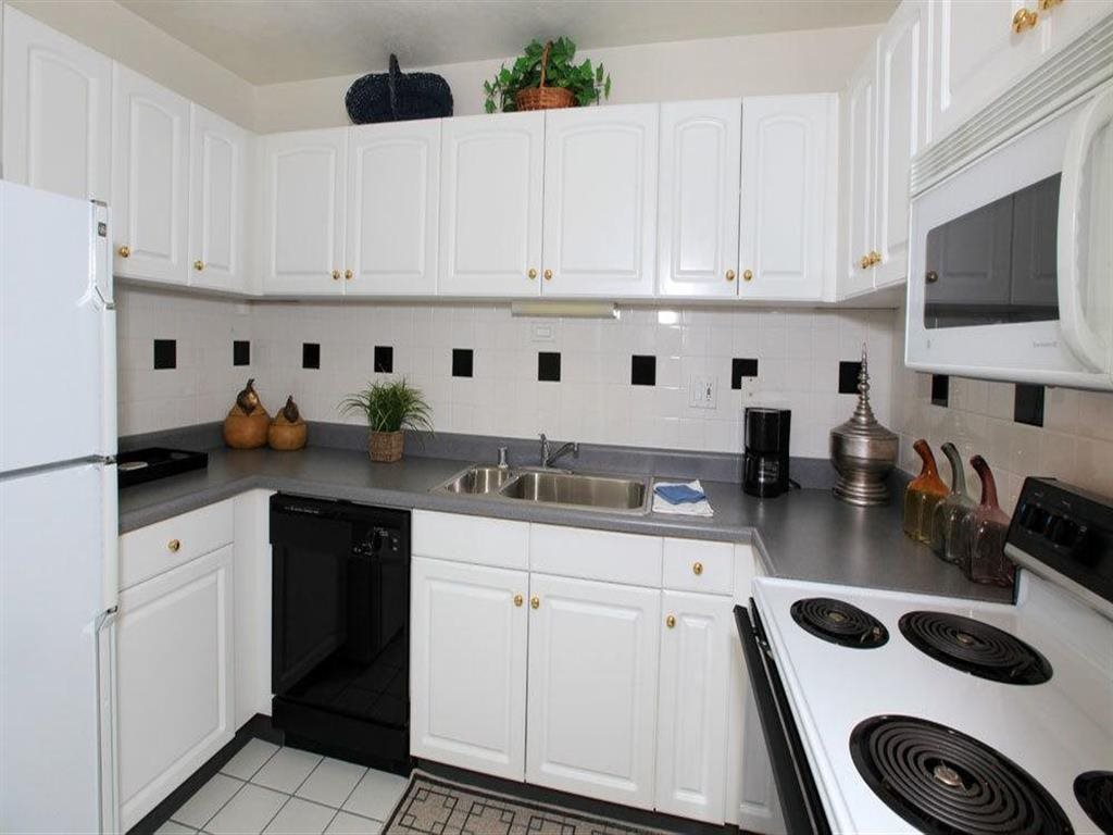 Interiors- Spacious kitchen at Towne House, St. Louis, Missouri