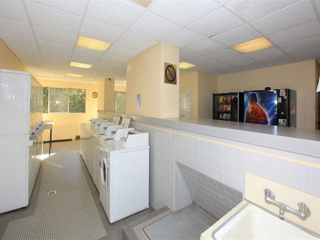 Amenities Towne House apartments laundry faciility