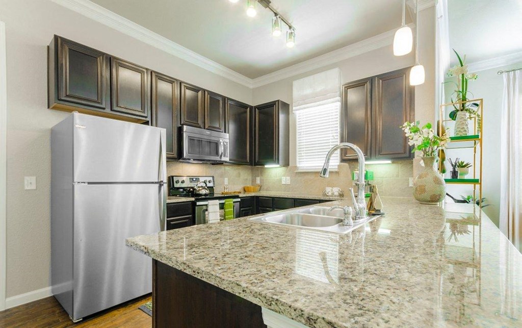 Kitchen Bar With Granite Counter Top at Berkshire Woodland, Conroe, 77384