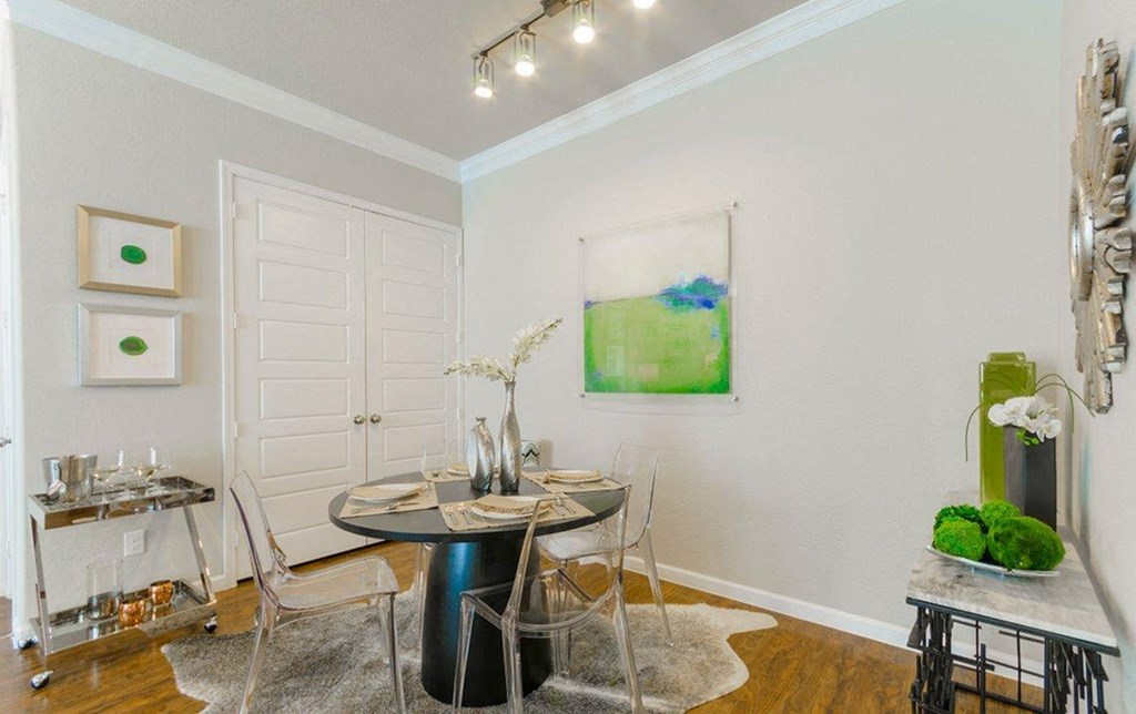 Eat-In Table With Chairs at Berkshire Woodland, Texas, 77384