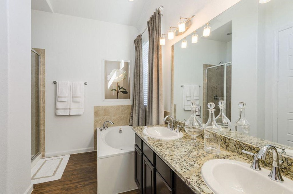 Spacious Bathrooms at Berkshire Lakeway, Texas