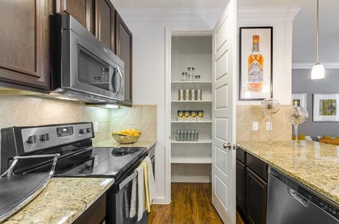 Fully Equipped Kitchen With Ample Storage at Berkshire Lakeway, Lakeway, 78738