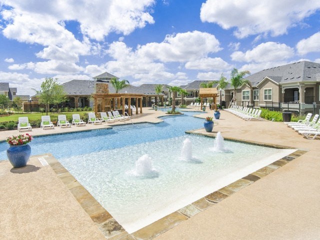 Swimming Pool And Fountain at Villages of Briggs Ranch, San Antonio