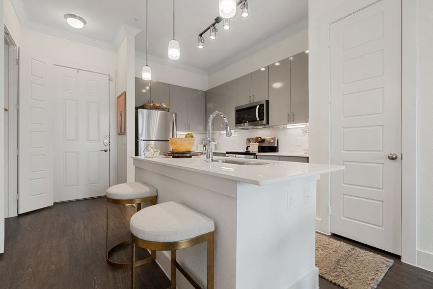 Reveal Lake Ridge Apartments, 7402 Lake Ridge Pkwy, Grand Prairie, TX