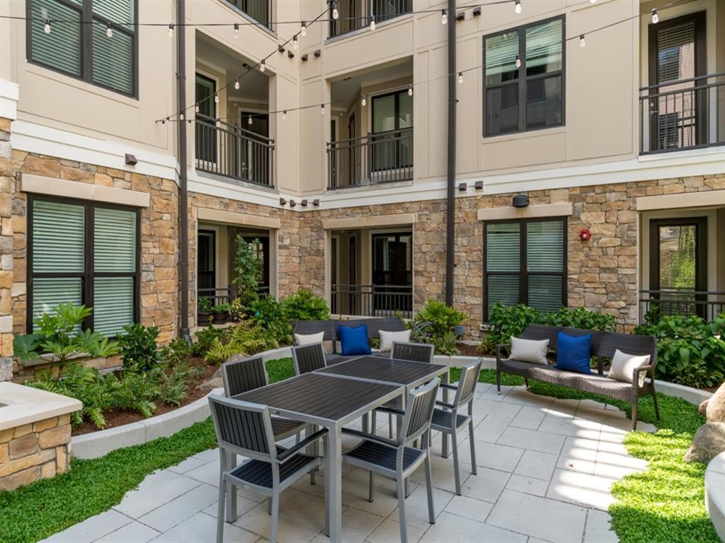 outdoor courtyard at Berkshire Dilworth, Charlotte