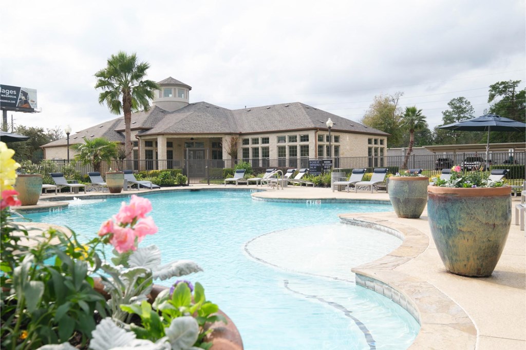 swimming pool at Park at Magnolia apartments