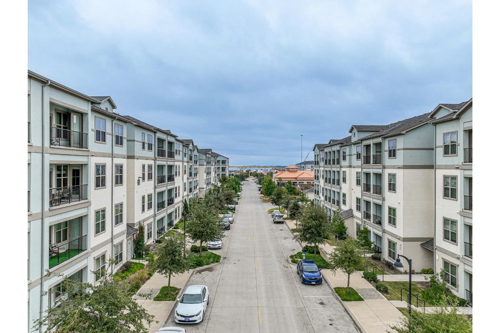 exterior view of Park at Bayside apartments in Rowlett, TX