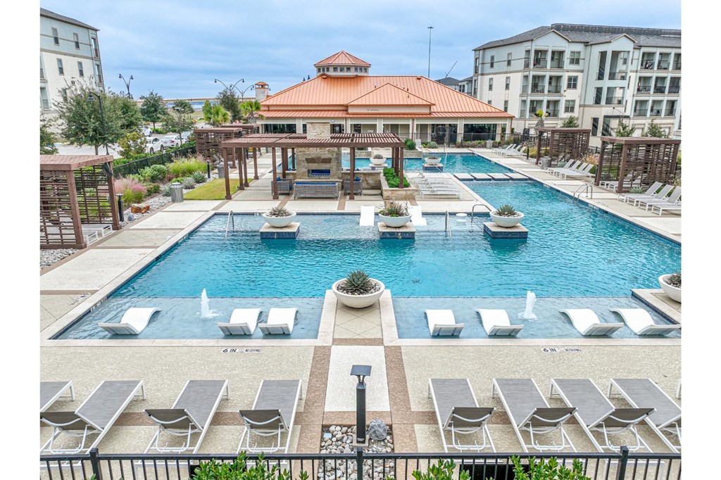 swimming pool at Park at Bayside apartments
