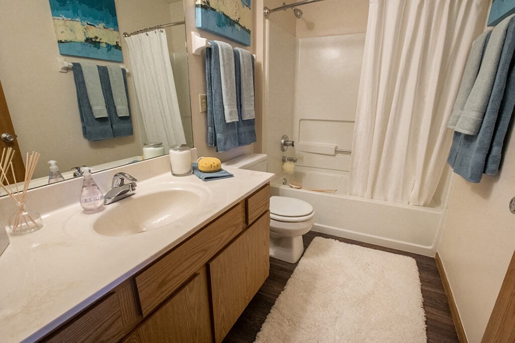 Luxurious Bathroom at Perimeter Lakes Apartments, Ohio, 43017