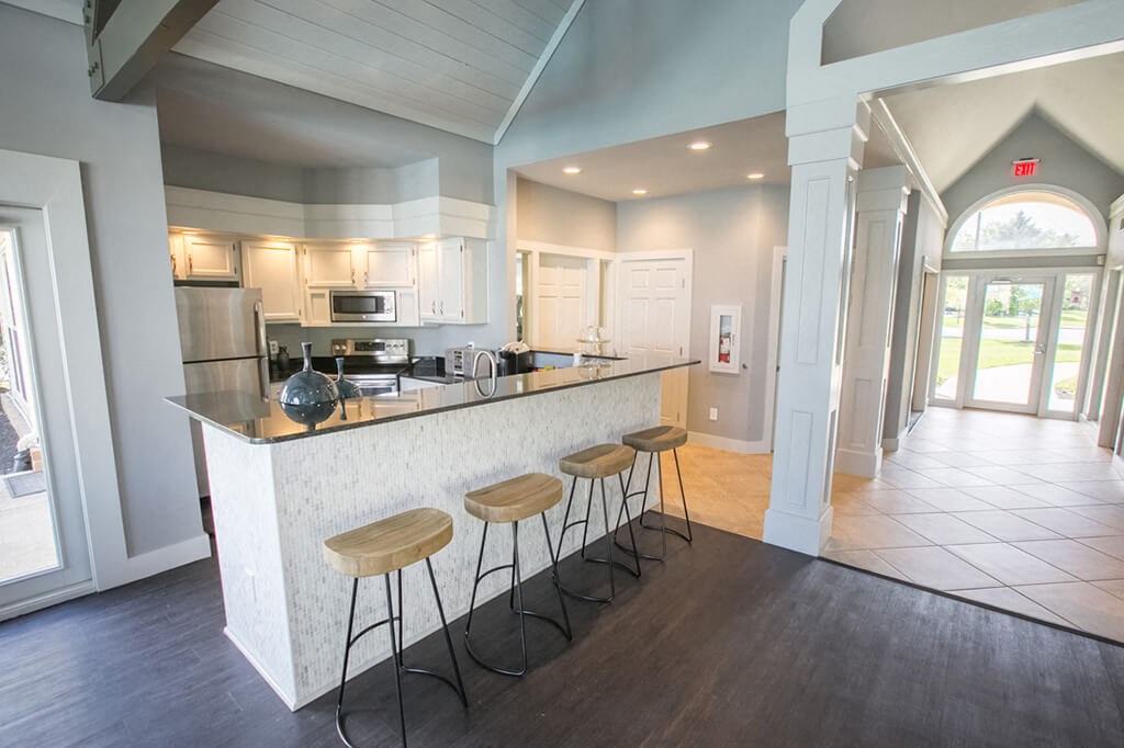 Clubhouse Kitchen at Perimeter Lakes Apartments, Dublin, OH, 43017