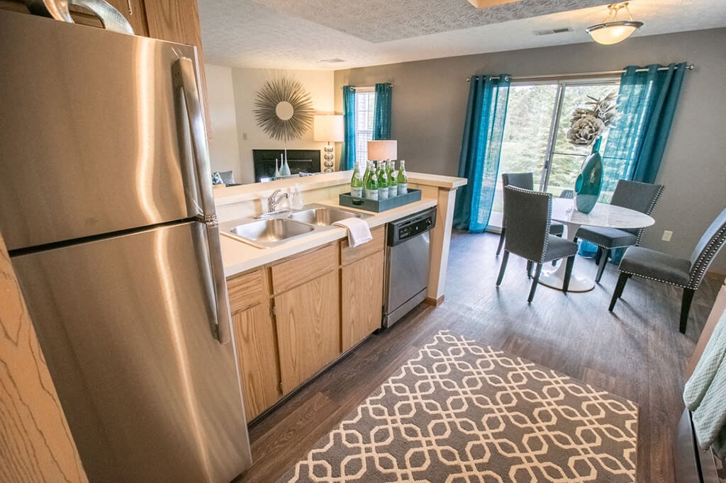 Kitchen With Dining Area at Perimeter Lakes Apartments, Dublin, 43017