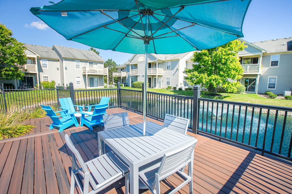 Poolside Relaxing Area at Perimeter Lakes Apartments, Ohio, 43017