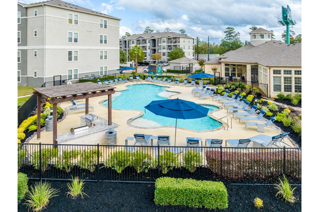 swimming pool and sun deck at Retreat at Magnolia apartments