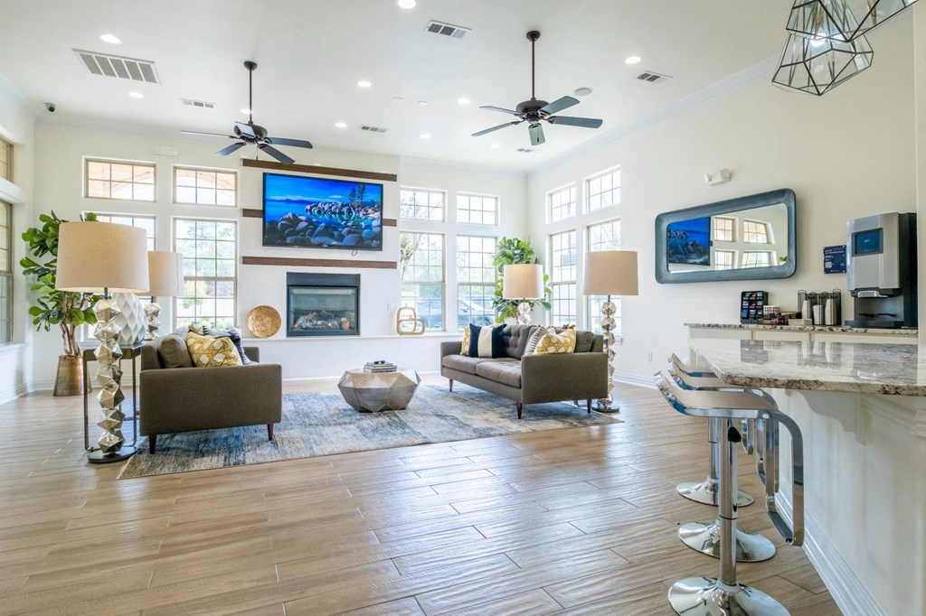 social lounge at Retreat at Magnolia apartments