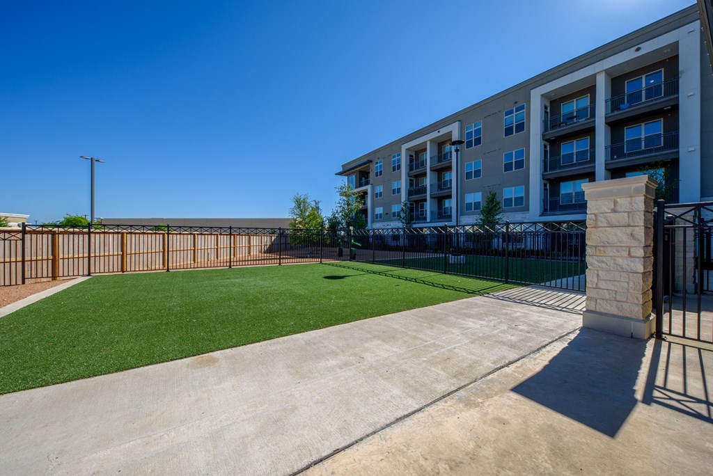 Apartments for Rent with Pet Parks at The Retreat at the Rim