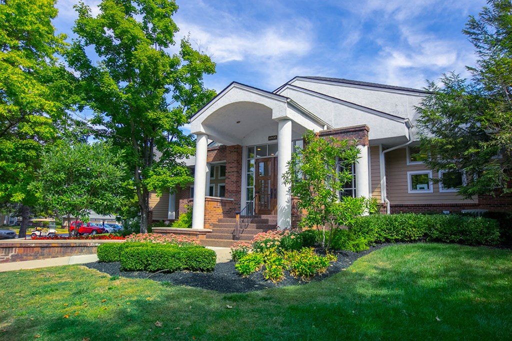Exterior View at Saw Mill Village Apartments, Columbus, OH, 43235
