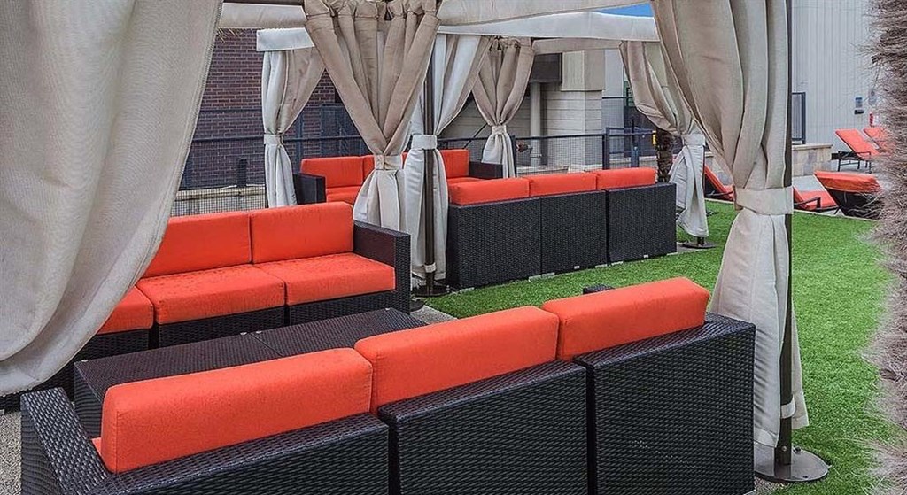 Private Cabanas at Berkshire Riverview, Austin, TX