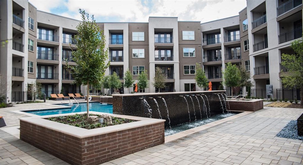Swimming Pool And Fountain Swimming Pool And Fountain at Berkshire Amber, Dallas, TX, 75248