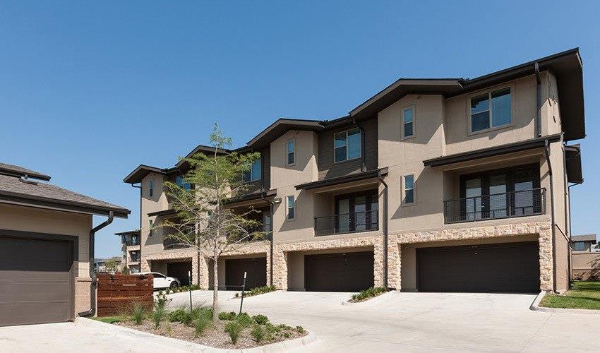 Attached and Detached Garages at Berkshire Medical District, Texas