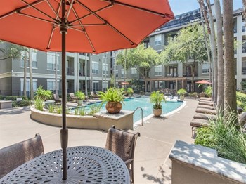 Poolside Dining Tables at The Plaza Museum District, Texas - Photo Gallery 22