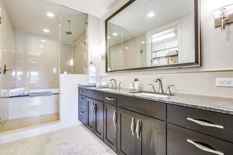 luxury bathroom at The Ivy apartments