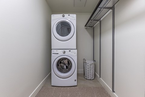 laundry and walk in closet at The Ivy apartments