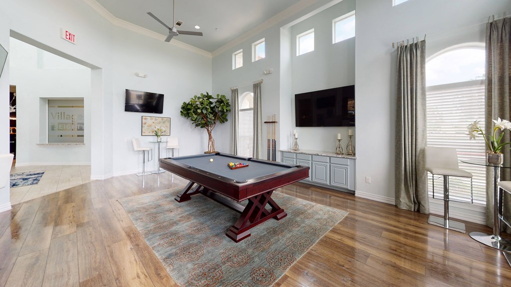 additional photo for property listing at chic digs with room to stretch out in the village 22 car