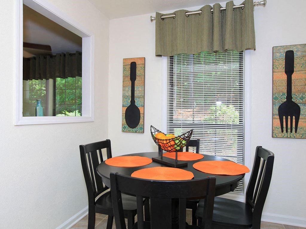 Berkshires at Vinings dining room