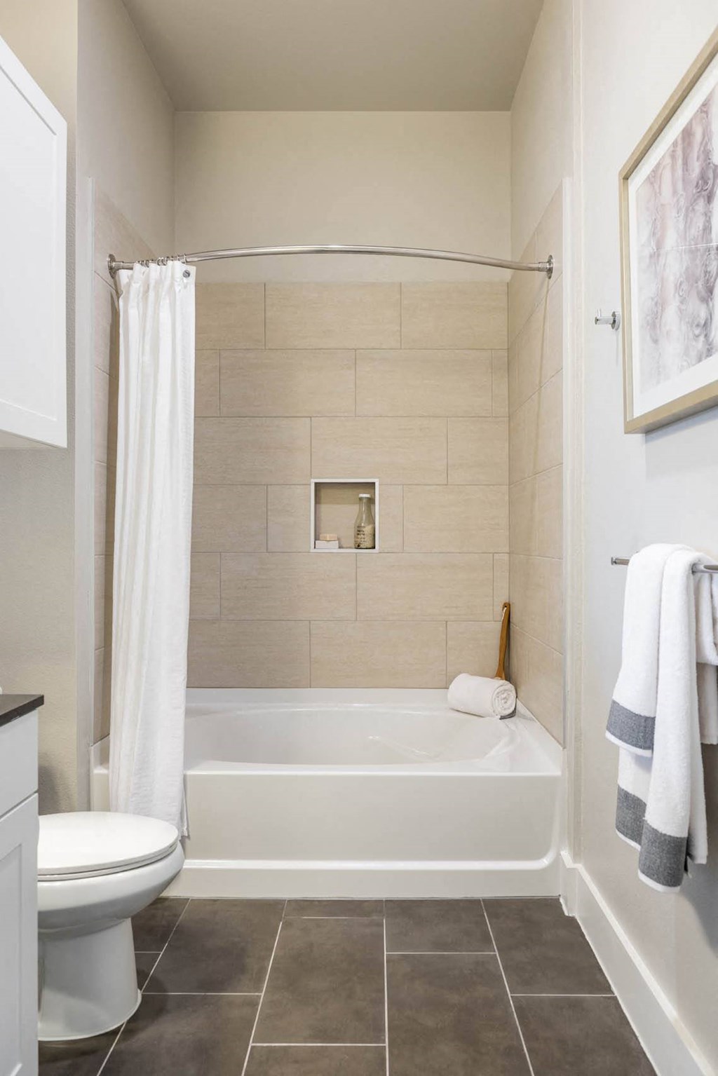 a bathroom tub tile surrounds at Tinsley on the Park apartments 