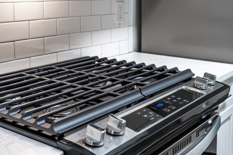 high-end appliances at Ellington Metro West apartments