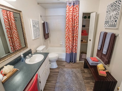 Bathroom With Bathtub at Saw Mill Village Apartments, Columbus