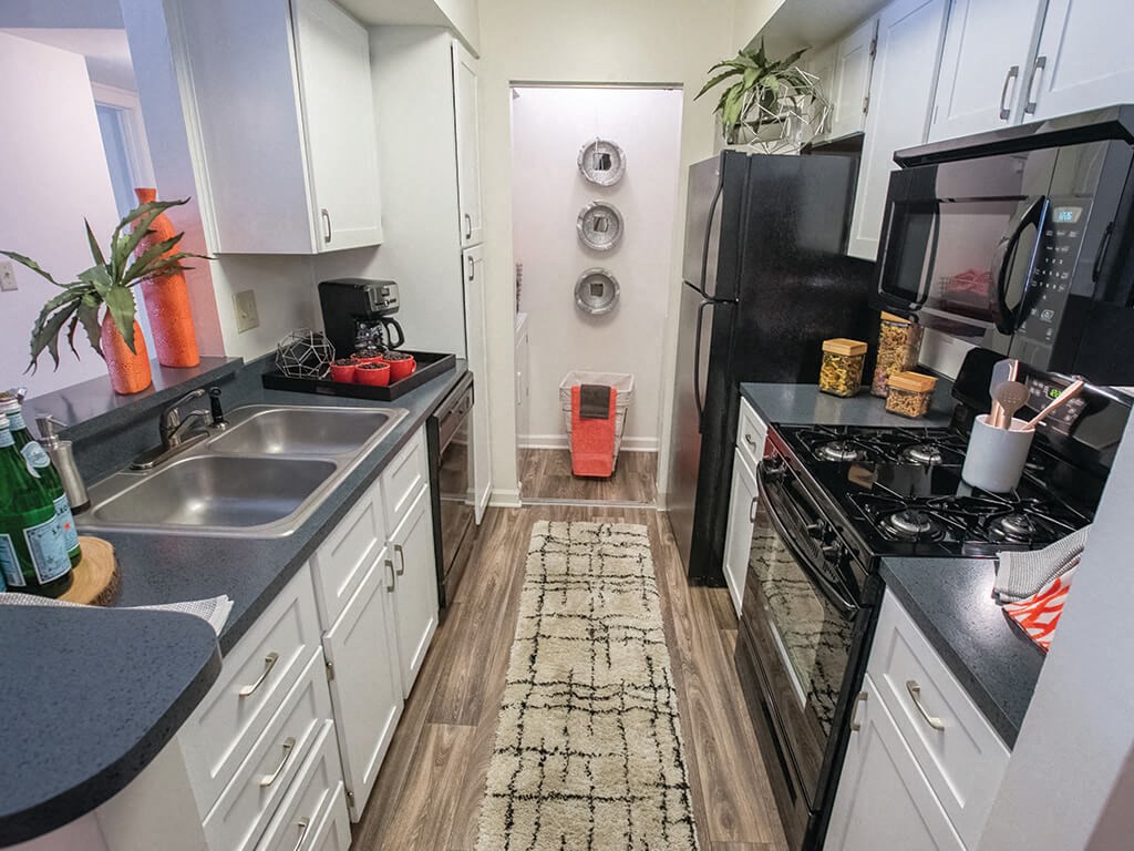 Fully Equipped Kitchen at Saw Mill Village Apartments, Columbus, 43235