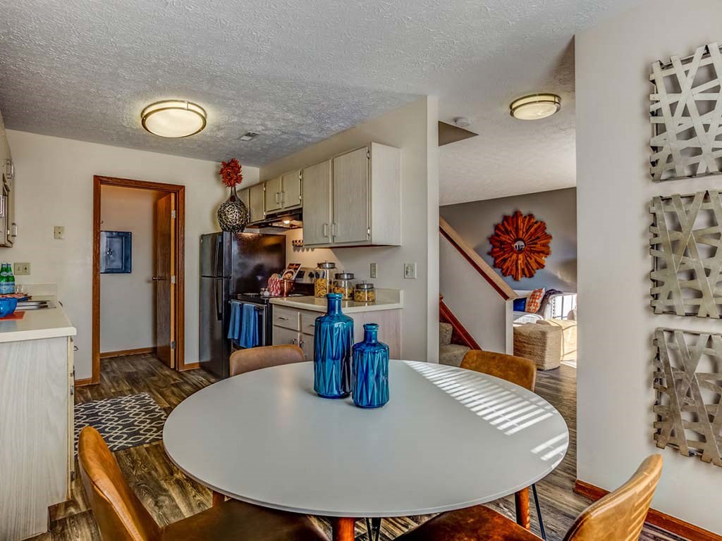 Dining room area at Bedford Commons Apartments & Heathermoor Apartments, Columbus, 43235