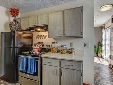 Kitchen area at Bedford Commons Apartments & Heathermoor Apartments, Columbus - Photo Gallery 5