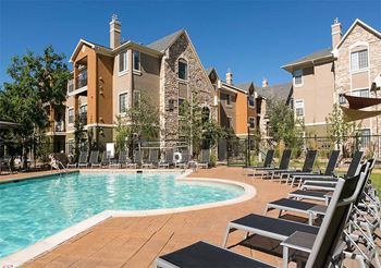 swimming pool at Retreat Westminster Center apartments