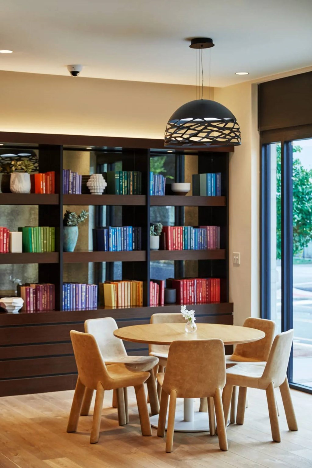 A dining room with a round table and chairs.
