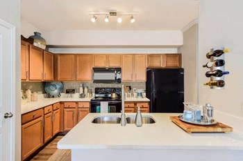 Palm Valley apartments luxury kitchen - Photo Gallery 9