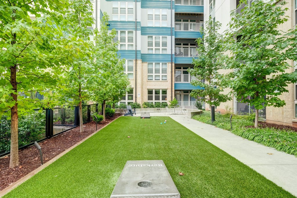 Outdoor courtyard at Berkshire Chapel Hill apartments