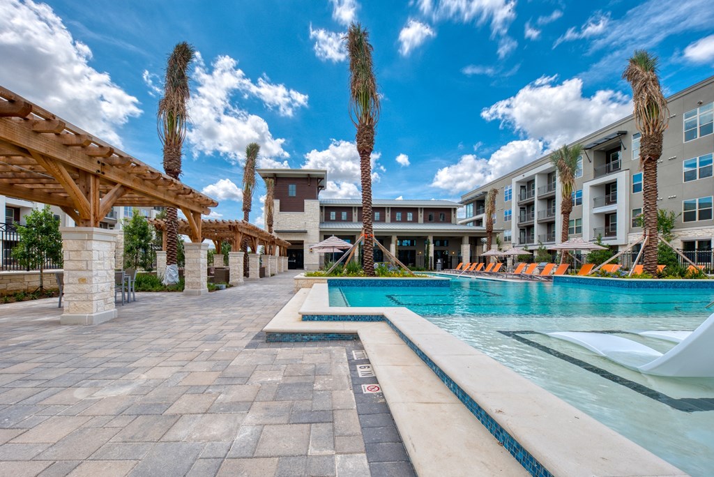 Apartments in North San Antonio with Refreshing Swimming Pool at The Retreat at the Rim