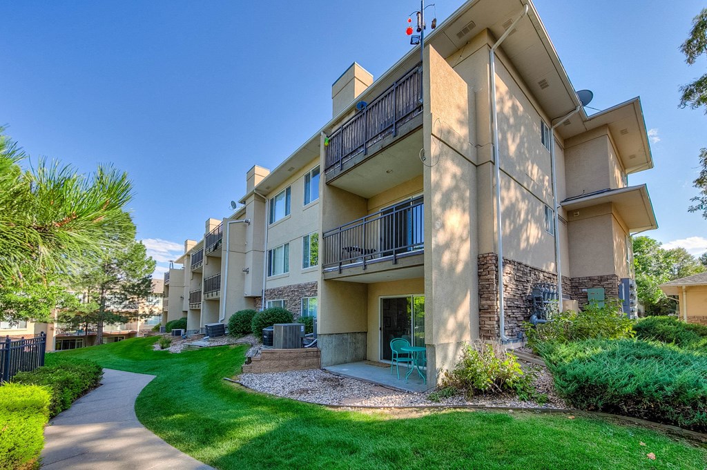 the preserve at ballantyne commons apartments courtyard and balconies