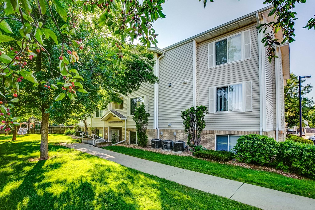 the preserve at ballantyne commons yard and sidewalk