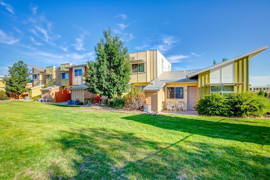 a row of houses with a lawn in front of them