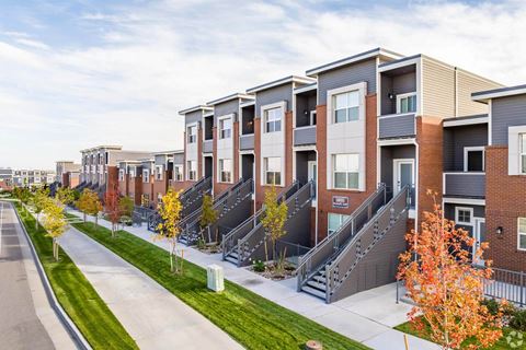 exterior image of townhomes and grass at Palisade Park Townhomes, Broomfield, Colorado
