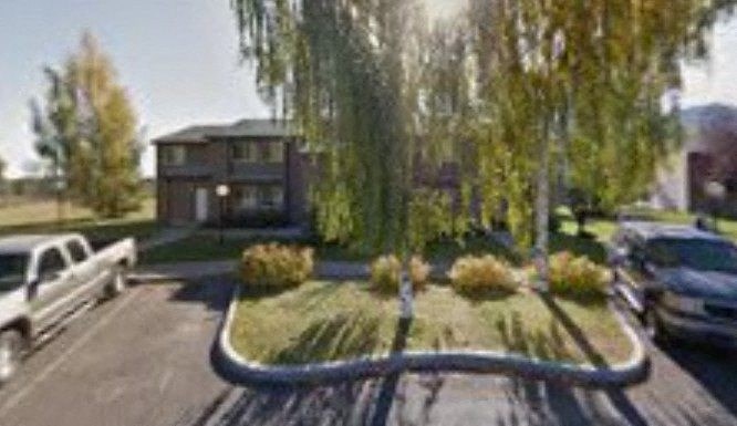 Image of Sunnyside Apartments showing off street parking.