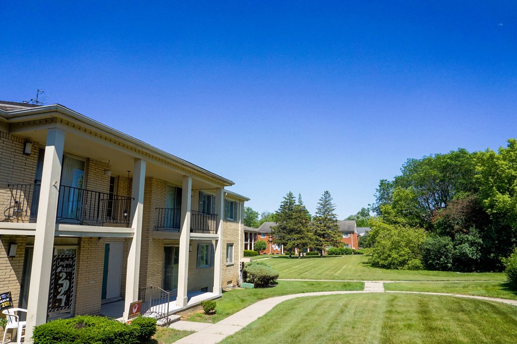 Spacious courtyard at Riverstone in Southfield, Michigan