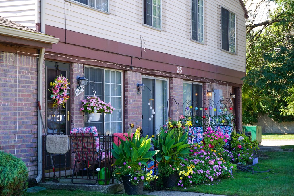 Apartment home with flower decorations, at Farmbrooke Manor